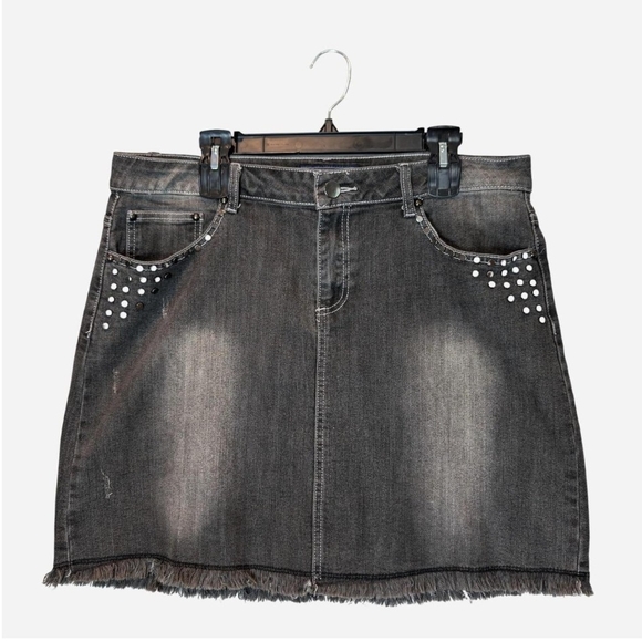 Baccini Dresses & Skirts - Pre-owned Stylish Gray Denim Skirt with Studded Pockets